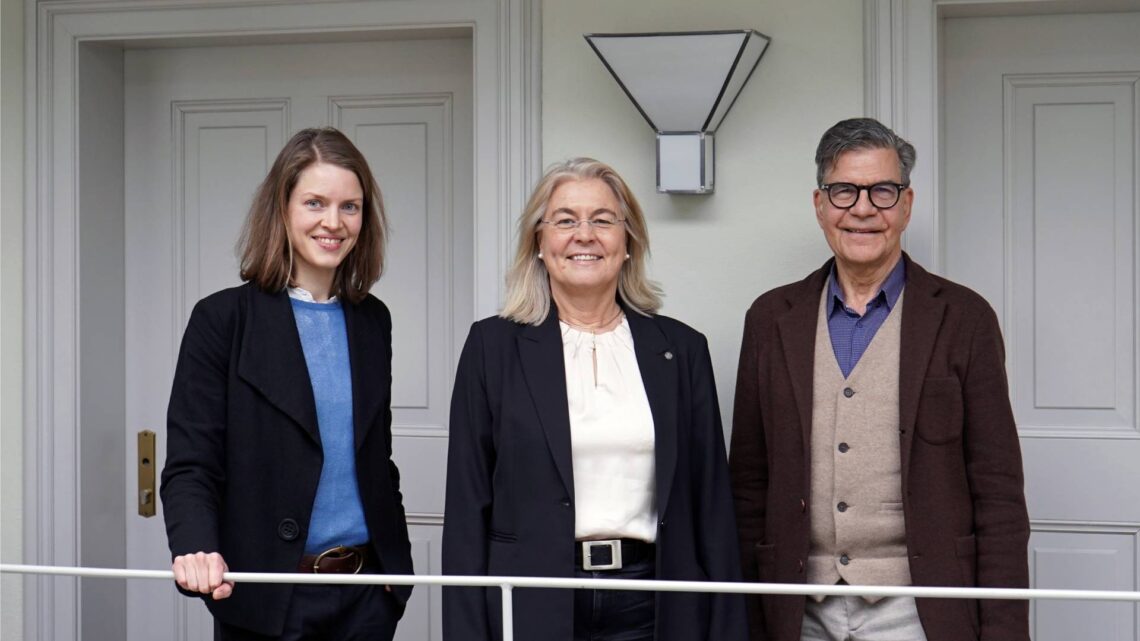 Kanzlerin und Nachhaltigkeitsbeauftragte Dagmar Steuer-Flieser (Mitte) und Antonia Schott-Bartning (l.), die für das Umwelt- und Nachhaltigkeitsmanagement an der Universität Bamberg zuständig ist, stellten am 9. Februar dem externen Gutachter Burkhard Kühnemann (r.) die Entwicklungen rund um Nachhaltigkeit an der Universität Bamberg vor. Quelle: Hannah Fischer/Universität Bamberg