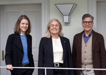 Kanzlerin und Nachhaltigkeitsbeauftragte Dagmar Steuer-Flieser (Mitte) und Antonia Schott-Bartning (l.), die für das Umwelt- und Nachhaltigkeitsmanagement an der Universität Bamberg zuständig ist, stellten am 9. Februar dem externen Gutachter Burkhard Kühnemann (r.) die Entwicklungen rund um Nachhaltigkeit an der Universität Bamberg vor. Quelle: Hannah Fischer/Universität Bamberg