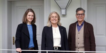 Nachhaltigkeit mit System an der Universität Bamberg 12 Kanzlerin und Nachhaltigkeitsbeauftragte Dagmar Steuer-Flieser (Mitte) und Antonia Schott-Bartning (l.), die für das Umwelt- und Nachhaltigkeitsmanagement an der Universität Bamberg zuständig ist, stellten am 9. Februar dem externen Gutachter Burkhard Kühnemann (r.) die Entwicklungen rund um Nachhaltigkeit an der Universität Bamberg vor. Quelle: Hannah Fischer/Universität Bamberg