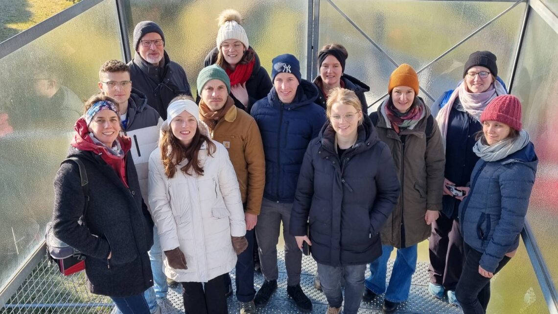 Kollegialer Austausch der nordbayerischen Öko-Modellregionen 10 Gruppenbild der Teilnehmenden auf der Aussichtsplattform in der Gärtnerstadt (Quelle: BZA / Simone Brengelmann)
