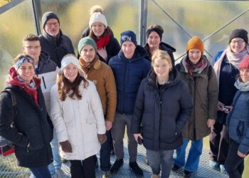 Kollegialer Austausch der nordbayerischen Öko-Modellregionen 17 Gruppenbild der Teilnehmenden auf der Aussichtsplattform in der Gärtnerstadt (Quelle: BZA / Simone Brengelmann)