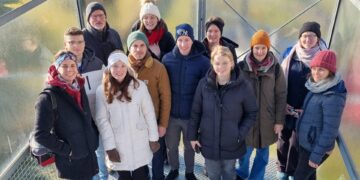 Kollegialer Austausch der nordbayerischen Öko-Modellregionen 14 Gruppenbild der Teilnehmenden auf der Aussichtsplattform in der Gärtnerstadt (Quelle: BZA / Simone Brengelmann)