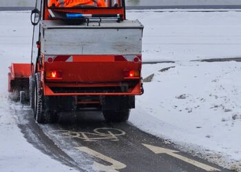 Bamberg tritt auch im Winter in die Pedale 14 Winterdienst auf einem Radweg (Quelle: LRA Bamberg/Hammrich)