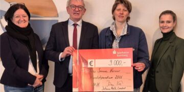 Simone Körner erhält Kunststipendium 2026 in Bamberg 14 Übergabe des Kunststipendiums 2026: v. l. Renate Kühhorn (Leiterin Fachbereich Kultur und Sport, Landratsamt Bamberg), Landrat Johann Kalb, Simone Körner (Kunststipendiatin 2026), Jutta Putschner (Leiterin Kulturamt Bamberg) (Quelle: Landratsamt Bamberg)