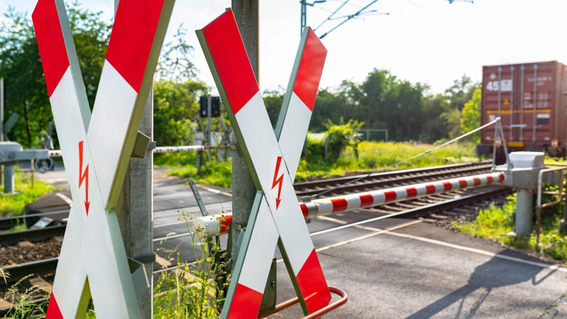 Zug erfasst Pkw am Bahnübergang in Reckendorf 10 Quelle: shutterstock - Kinek00