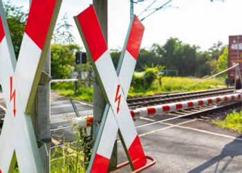 Zug erfasst Pkw am Bahnübergang in Reckendorf 13 Quelle: shutterstock - Kinek00