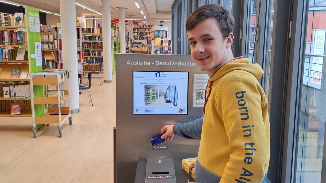 Freiwilliger Ryan Back an der Selbstausleihtheke in
der Stadtbücherei Bamberg. Quelle: Stephanie Schmitt, Stadtbücherei Bamberg