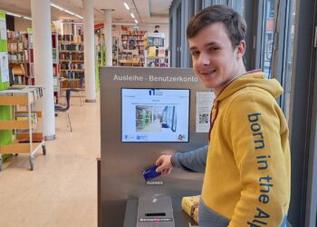 Freiwilliger Ryan Back an der Selbstausleihtheke in
der Stadtbücherei Bamberg. Quelle: Stephanie Schmitt, Stadtbücherei Bamberg