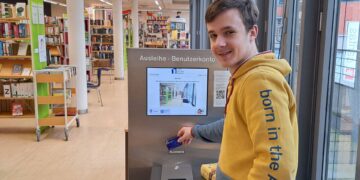FSJ Kultur und Bundesfreiwilligendienst in Bamberg sucht Freiwillige 16 Freiwilliger Ryan Back an der Selbstausleihtheke in
der Stadtbücherei Bamberg. Quelle: Stephanie Schmitt, Stadtbücherei Bamberg