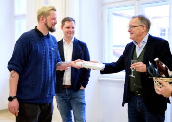 Vier Jahre Engagement für Toleranz und gegen Antisemitismus in Bamberg 19 Zum Dank für das Engagement übergibt Oberbürgermeister
Andreas Starke (r.) im Namen der Stadt Bamberg an Patrick Nitzsche
(l.). Quelle: Stadt Bamberg, Sonja Seufferth