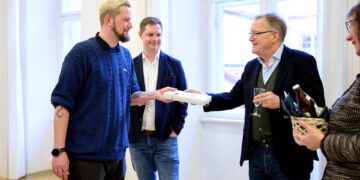 Vier Jahre Engagement für Toleranz und gegen Antisemitismus in Bamberg 13 Zum Dank für das Engagement übergibt Oberbürgermeister
Andreas Starke (r.) im Namen der Stadt Bamberg an Patrick Nitzsche
(l.). Quelle: Stadt Bamberg, Sonja Seufferth