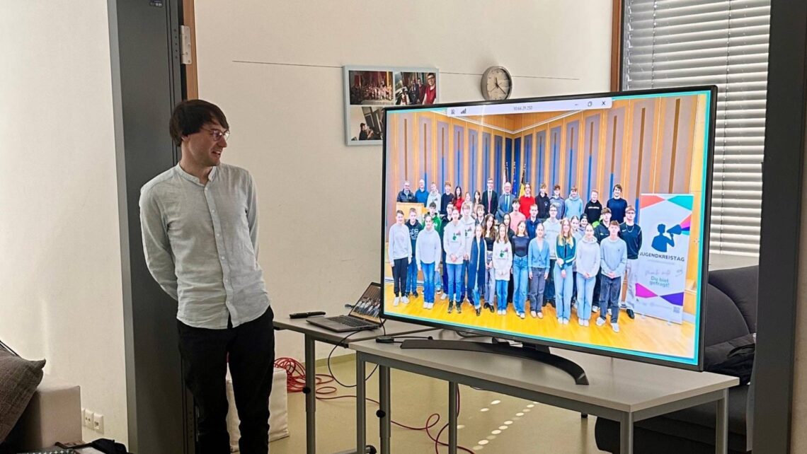 Deutsch-tschechischer Jugendrat besucht Jugendtreff in Oberhaid 10 Vorstellung des Jugendkreistags (Quelle: Landratsamt Bamberg Schulz-Mayr)