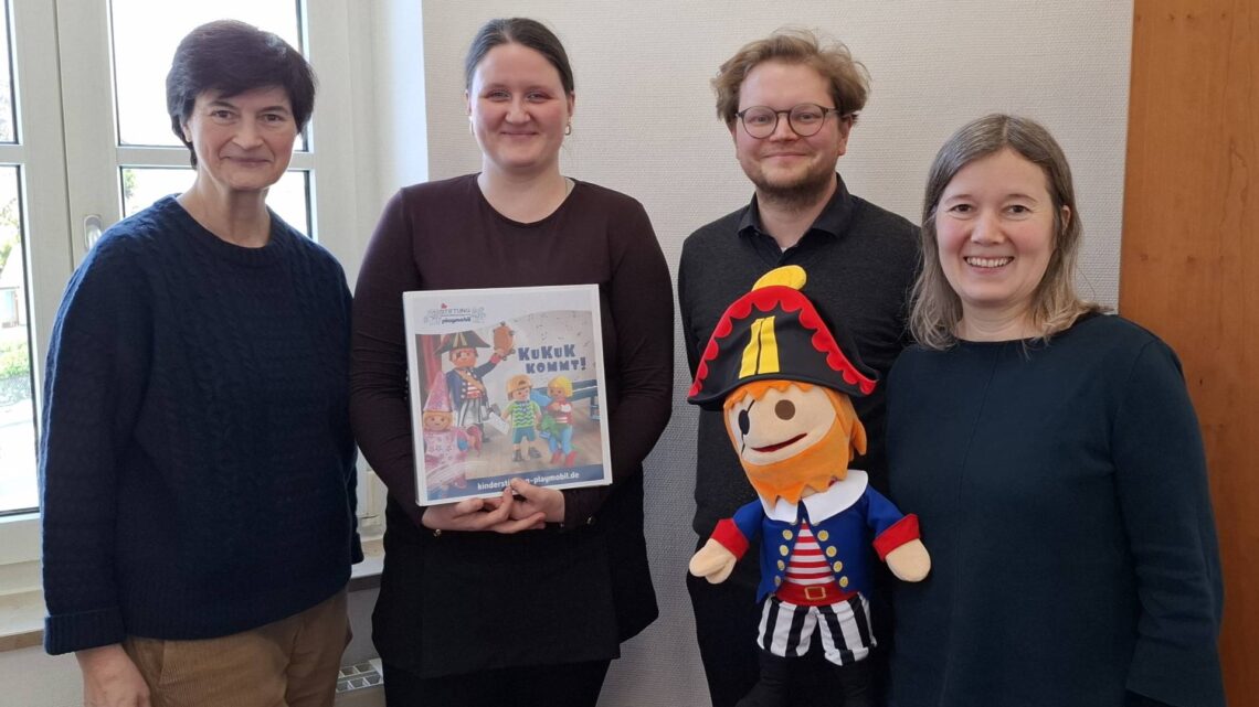 (v.l.n.r.): Andrea Möhringer (Stiftung Kinderförderung
von Playmobil), Anna Wallis, Oliver Gibtner-Weidlich (Forum für Kultur
und Bildung), Lisa Hauke (KS:BAM). Quelle: KS:BAM