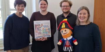 KuKuK-Projekt in Bamberg: Kunst und Kultur im Kindergarten 17 (v.l.n.r.): Andrea Möhringer (Stiftung Kinderförderung
von Playmobil), Anna Wallis, Oliver Gibtner-Weidlich (Forum für Kultur
und Bildung), Lisa Hauke (KS:BAM). Quelle: KS:BAM