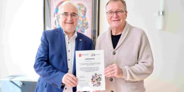 Bamberg zeigt Flagge für Tibet 12 Wolfang Grader, Vorsitzender der Tibet Initiative
Deutschland überreichte Oberbürgermeister Andreas Starke eine
Urkunde für das jahrzehntelange Engagement der Stadt Bamberg. Quelle: Stadt Bamberg, Stefanie Schuhmann