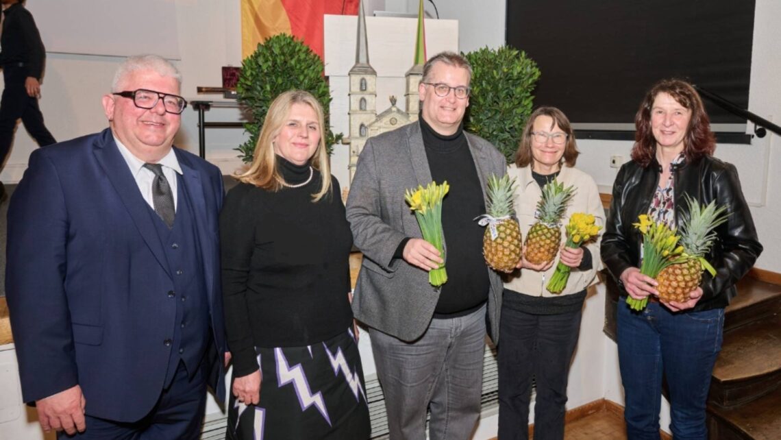 In Anlehnung an Motive aus dem Himmelsgarten gab es für die
Mitwirkenden Narzissen und Ananas als Dankeschön: (v.l.):
Bürgermeister Wolfgang Metzner, VHS-Leiterin Dr. Anna Scherbaum,
Finanz- und Stiftungsreferent Bertram Felix, Sachgebietsleiterin
Stiftungswesen Claudia Schelbert und Bauleiterin Karin Hamper. Foto:
Stadtarchiv Bamberg, Jürgen Schraudner