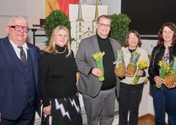 VHS Bamberg startet mit starkem Zeichen für Bildung ins neue Semester 10 In Anlehnung an Motive aus dem Himmelsgarten gab es für die
Mitwirkenden Narzissen und Ananas als Dankeschön: (v.l.):
Bürgermeister Wolfgang Metzner, VHS-Leiterin Dr. Anna Scherbaum,
Finanz- und Stiftungsreferent Bertram Felix, Sachgebietsleiterin
Stiftungswesen Claudia Schelbert und Bauleiterin Karin Hamper. Foto:
Stadtarchiv Bamberg, Jürgen Schraudner