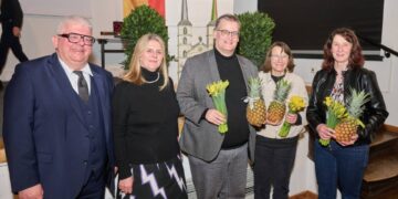 VHS Bamberg startet mit starkem Zeichen für Bildung ins neue Semester 12 In Anlehnung an Motive aus dem Himmelsgarten gab es für die
Mitwirkenden Narzissen und Ananas als Dankeschön: (v.l.):
Bürgermeister Wolfgang Metzner, VHS-Leiterin Dr. Anna Scherbaum,
Finanz- und Stiftungsreferent Bertram Felix, Sachgebietsleiterin
Stiftungswesen Claudia Schelbert und Bauleiterin Karin Hamper. Foto:
Stadtarchiv Bamberg, Jürgen Schraudner