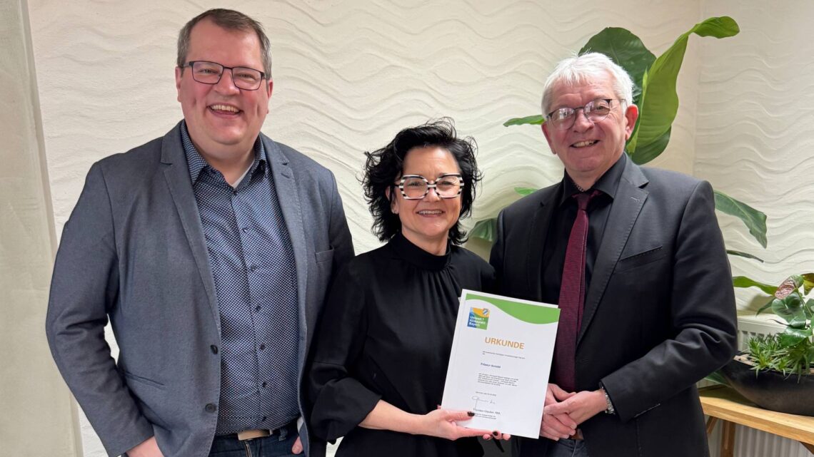 Landrat Johann Kalb überreicht gemeinsam mit Jürgen Reinwald (Leiter des Fachbereichs Umweltschutz am Landratsamt Bamberg) die Urkunde zum Umweltpakt Bayern an Tanja Arnold-Petter vom Friseursalon Arnold in Memmelsdorf. (Quelle: Landratsamt Bamberg)