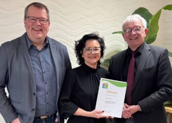 Landrat Johann Kalb überreicht gemeinsam mit Jürgen Reinwald (Leiter des Fachbereichs Umweltschutz am Landratsamt Bamberg) die Urkunde zum Umweltpakt Bayern an Tanja Arnold-Petter vom Friseursalon Arnold in Memmelsdorf. (Quelle: Landratsamt Bamberg)