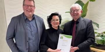 Friseursalon Arnold in Memmelsdorf für Umweltengagement ausgezeichnet 12 Landrat Johann Kalb überreicht gemeinsam mit Jürgen Reinwald (Leiter des Fachbereichs Umweltschutz am Landratsamt Bamberg) die Urkunde zum Umweltpakt Bayern an Tanja Arnold-Petter vom Friseursalon Arnold in Memmelsdorf. (Quelle: Landratsamt Bamberg)