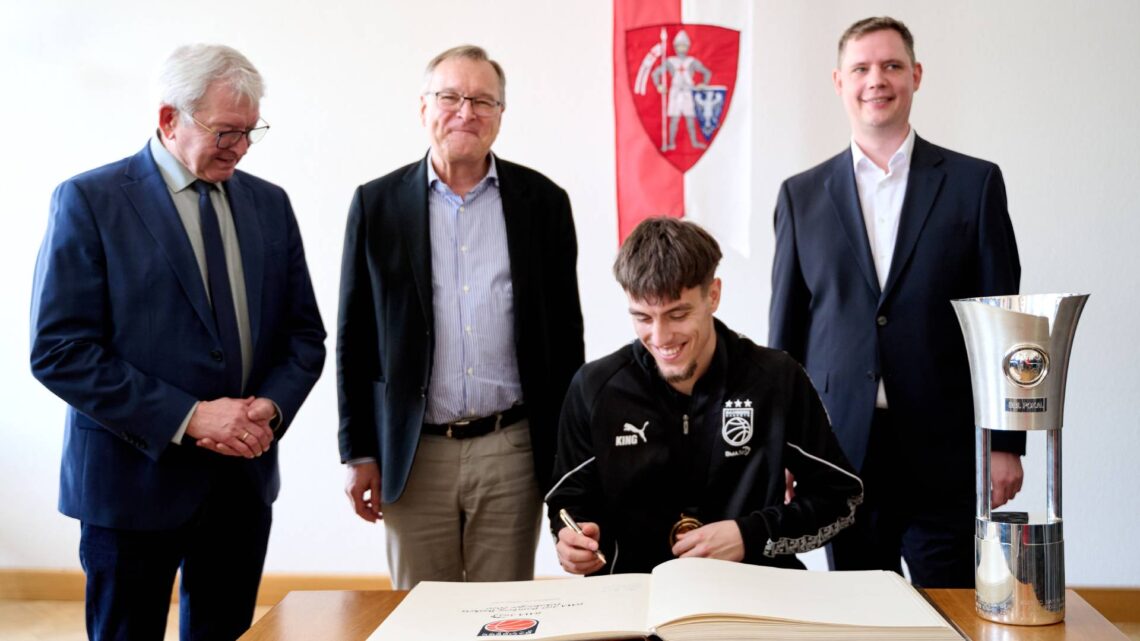 Die Spieler, hier Zach Ensminger, trugen sich ins Goldene Sportbuch
der Stadt Bamberg ein. Quelle: Stadt Bamberg, Sonja Seufferth
