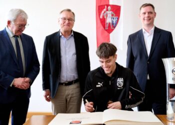 Bamberg feiert seine Pokalsieger 19 Die Spieler, hier Zach Ensminger, trugen sich ins Goldene Sportbuch
der Stadt Bamberg ein. Quelle: Stadt Bamberg, Sonja Seufferth