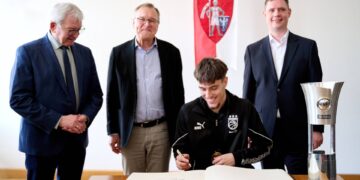 Bamberg feiert seine Pokalsieger 16 Die Spieler, hier Zach Ensminger, trugen sich ins Goldene Sportbuch
der Stadt Bamberg ein. Quelle: Stadt Bamberg, Sonja Seufferth