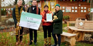 MitMachKlima zeichnet Engagement für nachhaltige Projekte aus 14 Zweiter Bürgermeister Jonas Glüsenkamp übergibt die
Preisurkunde an Ilona Munique und Reinhold Burger an der BienenInfoWabe. Quelle: Stadt Bamberg, Sonja Seufferth
