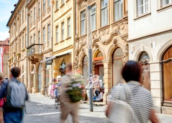 Bamberger Innenstadt zählt zu den beliebtesten in Deutschland 17 Bei der Auswertung der BILD-Zeitung erreichte die Bamberger Innenstadt den dritten Platz bei den Städten mit 50.000
bis 100.000 Einwohnerinnen und Einwohnern. Quelle: Stadt Bamberg, Sonja Seufferth