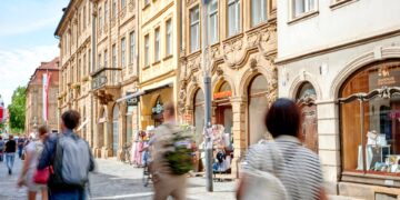 Bamberger Innenstadt zählt zu den beliebtesten in Deutschland 13 Bei der Auswertung der BILD-Zeitung erreichte die Bamberger Innenstadt den dritten Platz bei den Städten mit 50.000
bis 100.000 Einwohnerinnen und Einwohnern. Quelle: Stadt Bamberg, Sonja Seufferth