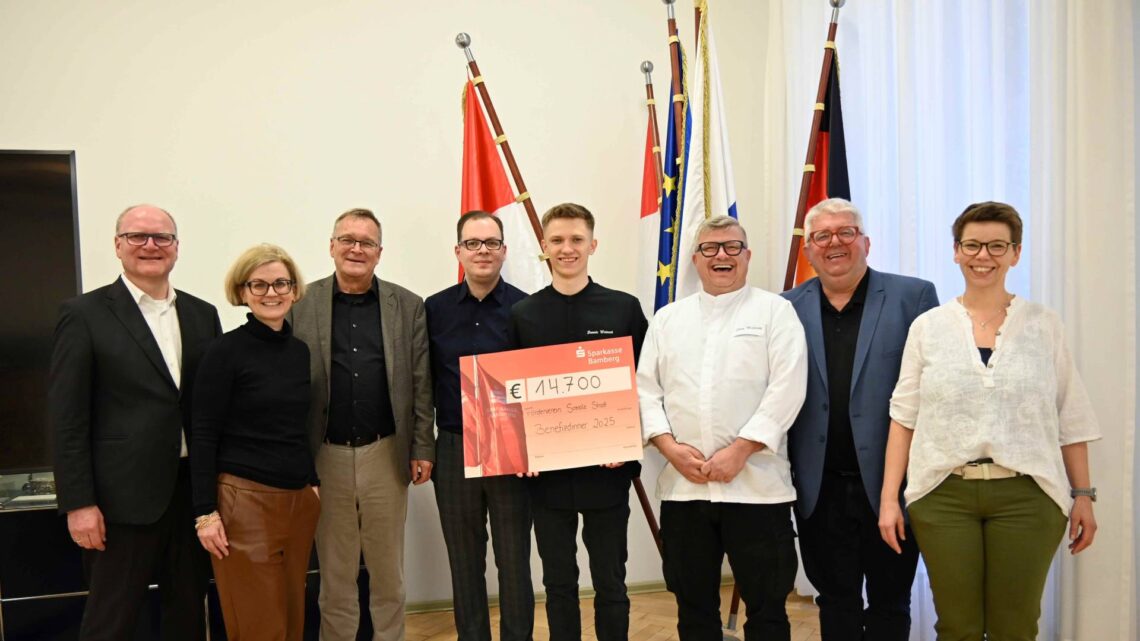 Stolze 14.700€ kamen beim 9. Bamberger
Benefizdinner als Summe für den sozialen Zweck zusammen (v.l.):
Stephan Kirchner (Vorstandsvorsitzender Sparkasse Bamberg),
Gabriele Kepic (Referentin für Bildung, Schulen und Sport),
Oberbürgermeister Andreas Starke, Marco Schneider (Restaurant
Kuro Neko), Dennis Weinert (Traube Tonbach), Jörn Weinert
(Hoffmanns steak & fisch), 3. Bürgermeister Wolfgang Metzner und
Manuela Kohles (Bamberger Congress + Event GmbH). Quelle: Stadt Bamberg, Stefanie Schuhmann
