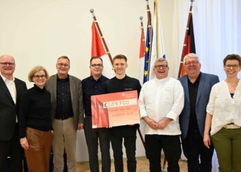 Genuss und Gesang für den guten Zweck in Bamberg 10 Stolze 14.700€ kamen beim 9. Bamberger
Benefizdinner als Summe für den sozialen Zweck zusammen (v.l.):
Stephan Kirchner (Vorstandsvorsitzender Sparkasse Bamberg),
Gabriele Kepic (Referentin für Bildung, Schulen und Sport),
Oberbürgermeister Andreas Starke, Marco Schneider (Restaurant
Kuro Neko), Dennis Weinert (Traube Tonbach), Jörn Weinert
(Hoffmanns steak & fisch), 3. Bürgermeister Wolfgang Metzner und
Manuela Kohles (Bamberger Congress + Event GmbH). Quelle: Stadt Bamberg, Stefanie Schuhmann