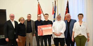 Genuss und Gesang für den guten Zweck in Bamberg 16 Stolze 14.700€ kamen beim 9. Bamberger
Benefizdinner als Summe für den sozialen Zweck zusammen (v.l.):
Stephan Kirchner (Vorstandsvorsitzender Sparkasse Bamberg),
Gabriele Kepic (Referentin für Bildung, Schulen und Sport),
Oberbürgermeister Andreas Starke, Marco Schneider (Restaurant
Kuro Neko), Dennis Weinert (Traube Tonbach), Jörn Weinert
(Hoffmanns steak & fisch), 3. Bürgermeister Wolfgang Metzner und
Manuela Kohles (Bamberger Congress + Event GmbH). Quelle: Stadt Bamberg, Stefanie Schuhmann