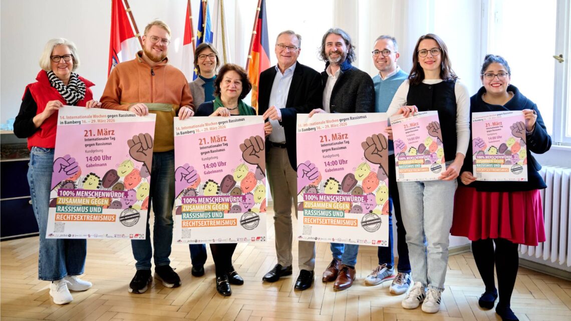Oberbürgermeister Andreas Starke (Mitte) mit Vertreterinnen
und Vertretern des Migrantinnen- und Migrantenbeirats, des
Stadtjugendrings, des Jugendmigrationsdienstes des SkF e.V., des
Bamberger Bündnisses gegen Rechtsextremismus, des
evangelischen Dekanats, des Freiwilligenzentrums CariThek, der
„Omas gegen Rechts“ und des Bildungsbüros des Landkreises
Bamberg. Quelle: Stadt Bamberg, Sonja Seufferth