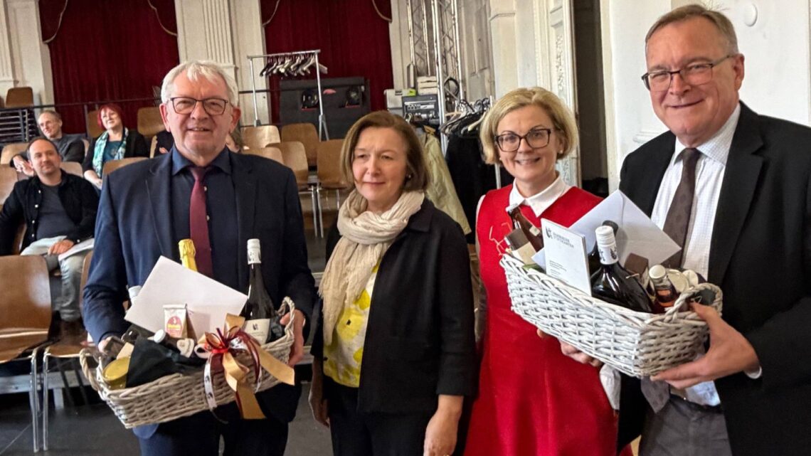 „Wir sind gut aufgestellt und investieren ständig in unsere Gymnasien.“ Die Schulreferentin des Stadt Bamberg, Gabriele Kepic, und die Geschäftsbereichsleiterin des Landratsamtes Bamberg, Birgit Ramming-Scholz, dankten den scheidenden Vorsitzenden des Zweckverbandes Gymnasien Stadt und Landkreis Bamberg, Oberbürgermeister Andreas Starke und Landrat Johann Kalb, in den Räumen des Franz—Ludwig-Gymnasiums, in denen beide selbst die Schulbank gedrückt und Abitur gemacht hatten. Quelle: Landratsamt Bamberg, Förtsch