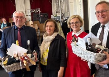 Gymnasium im Landkreis Bamberg: Klärendes Gespräch geplant 15 „Wir sind gut aufgestellt und investieren ständig in unsere Gymnasien.“ Die Schulreferentin des Stadt Bamberg, Gabriele Kepic, und die Geschäftsbereichsleiterin des Landratsamtes Bamberg, Birgit Ramming-Scholz, dankten den scheidenden Vorsitzenden des Zweckverbandes Gymnasien Stadt und Landkreis Bamberg, Oberbürgermeister Andreas Starke und Landrat Johann Kalb, in den Räumen des Franz—Ludwig-Gymnasiums, in denen beide selbst die Schulbank gedrückt und Abitur gemacht hatten. Quelle: Landratsamt Bamberg, Förtsch