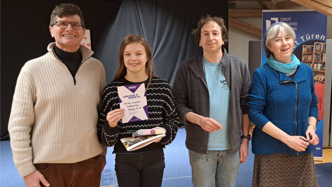 Freuen sich mit Matilda Weissenböck vom FranzLudwig-Gymnasium über ihren Sieg und wünschen viel Glück für den
oberfränkischen Bezirksentscheid: (v.l.) Mäc Härder (Jury), Christian Köstner (Jury) und Anja Hartmann (Stadtbücherei). Quelle: Stephanie Schmitt, Stadtbücherei Bamberg