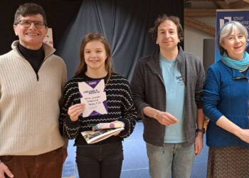 Matilda Weissenböck ist Bambergs beste Vorleserin 18 Freuen sich mit Matilda Weissenböck vom FranzLudwig-Gymnasium über ihren Sieg und wünschen viel Glück für den
oberfränkischen Bezirksentscheid: (v.l.) Mäc Härder (Jury), Christian Köstner (Jury) und Anja Hartmann (Stadtbücherei). Quelle: Stephanie Schmitt, Stadtbücherei Bamberg