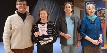 Matilda Weissenböck ist Bambergs beste Vorleserin 13 Freuen sich mit Matilda Weissenböck vom FranzLudwig-Gymnasium über ihren Sieg und wünschen viel Glück für den
oberfränkischen Bezirksentscheid: (v.l.) Mäc Härder (Jury), Christian Köstner (Jury) und Anja Hartmann (Stadtbücherei). Quelle: Stephanie Schmitt, Stadtbücherei Bamberg