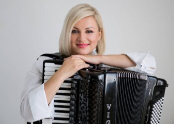Oksana Reiter mit dem Akkordeon. Quelle: Khrystyna Jalowa