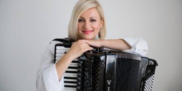 Welt- und Zeitreise mit dem Akkordeon in Bamberg 12 Oksana Reiter mit dem Akkordeon. Quelle: Khrystyna Jalowa