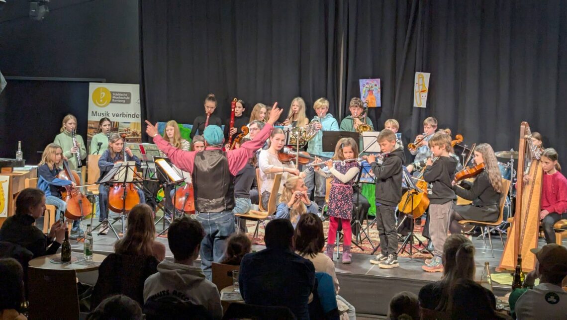Beim 'Haus voll Musik' haben die Musikschülerinnen
und -schüler und das Publikum gleichermaßen Spaß. Quelle: Städtische Musikschule Bamberg