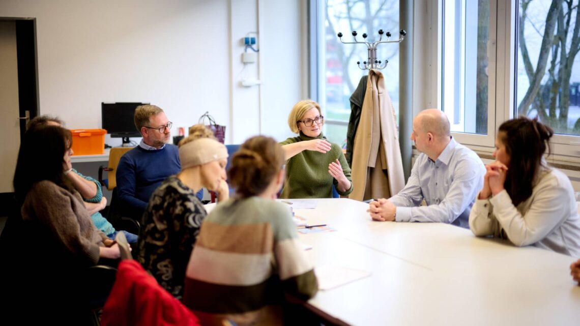 m Lehrerzimmer erklärte die Schulreferentin unter anderem
die Abläufe bei der Schulsanierung. Quelle: Stadt Bamberg, Sonja Seufferth