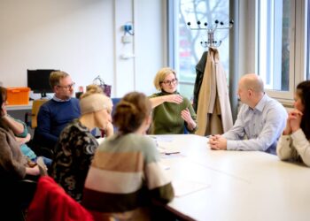 Zukunft der Bamberger Pestalozzischule: Sanierung nimmt Fahrt auf 17 m Lehrerzimmer erklärte die Schulreferentin unter anderem
die Abläufe bei der Schulsanierung. Quelle: Stadt Bamberg, Sonja Seufferth