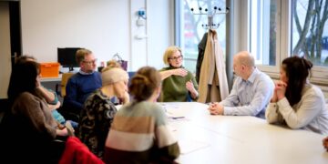 Zukunft der Bamberger Pestalozzischule: Sanierung nimmt Fahrt auf 15 m Lehrerzimmer erklärte die Schulreferentin unter anderem
die Abläufe bei der Schulsanierung. Quelle: Stadt Bamberg, Sonja Seufferth