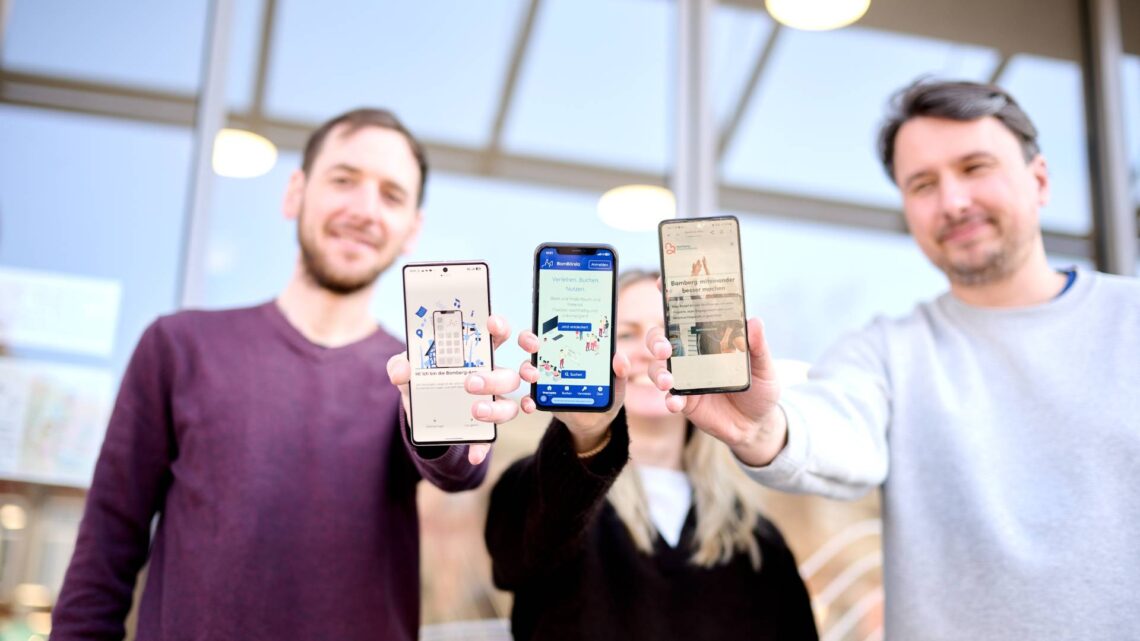 Die drei Projektmanagerinnen und Projektmanager (v.l.)
Jonas Behr, Sandra Hennemann und Steve Henschel präsentieren die
Anwendungen BamBörsla, Bamberg-App und BambergMiteinander.de. Quelle: Sonja Seufferth, Stadt Bamberg