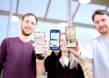 Smart City Bamberg: Drei digitale Lösungen für den Alltag 14 Die drei Projektmanagerinnen und Projektmanager (v.l.)
Jonas Behr, Sandra Hennemann und Steve Henschel präsentieren die
Anwendungen BamBörsla, Bamberg-App und BambergMiteinander.de. Quelle: Sonja Seufferth, Stadt Bamberg