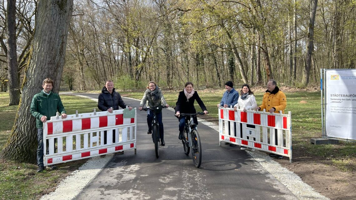 Neuer Fuß- und Radweg im Bamberger Hain vor Ostern fertig 10 Baken weg und freie Fahrt im Hain (v.l.): Michael
Weber (Baumpflege Bamberg Service), Michael Böhm
(Abteilungsleiter Grünanlagen Bamberg Service),
Radverkehrsbeauftragte Dagmar Spangenberg, Baureferentin und
Technische Werkleiterin Annegret Michler, Peter Ruck (Technisches
Büro Werner), Rebecca Bergmann (Bamberg Service Straßen- und
Brückenbau) und Karl Sporer (Richard Schulz). Quelle: Stadt Bamberg, Steffen Schützwohl