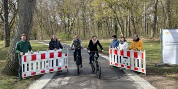 Neuer Fuß- und Radweg im Bamberger Hain vor Ostern fertig 12 Baken weg und freie Fahrt im Hain (v.l.): Michael
Weber (Baumpflege Bamberg Service), Michael Böhm
(Abteilungsleiter Grünanlagen Bamberg Service),
Radverkehrsbeauftragte Dagmar Spangenberg, Baureferentin und
Technische Werkleiterin Annegret Michler, Peter Ruck (Technisches
Büro Werner), Rebecca Bergmann (Bamberg Service Straßen- und
Brückenbau) und Karl Sporer (Richard Schulz). Quelle: Stadt Bamberg, Steffen Schützwohl